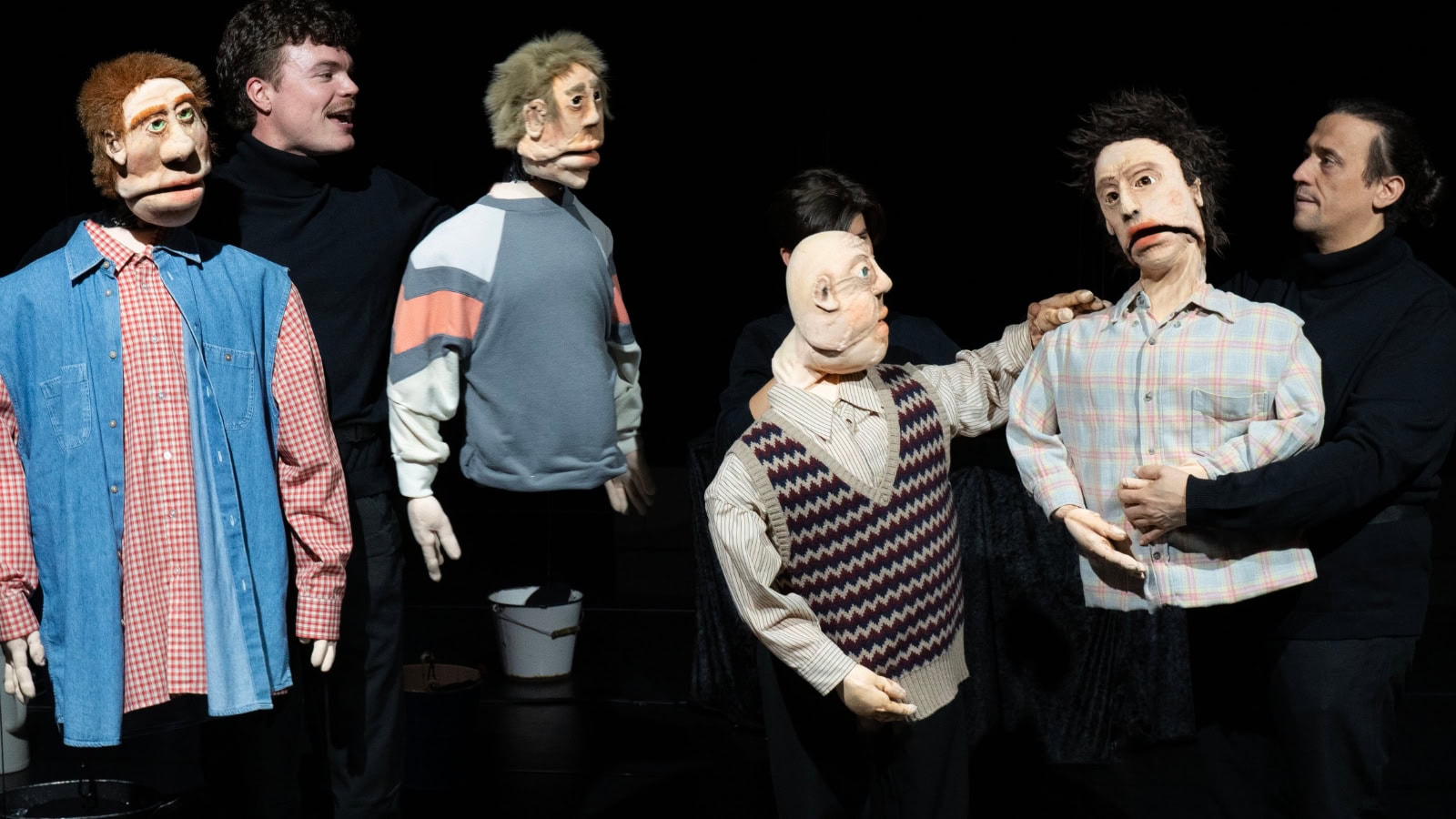 Das Figurenensemble der Inszenierung "Das Märchen von Maus, dem verwunschenen Königskind" Die drei Spieler halten die fast lebensgroßen Klappmaulfiguren: Drei Brüder und Vater.